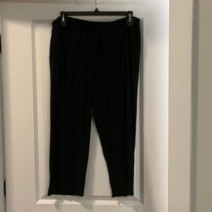 Ellen Tracy Black lightweight drawstring capris 2X